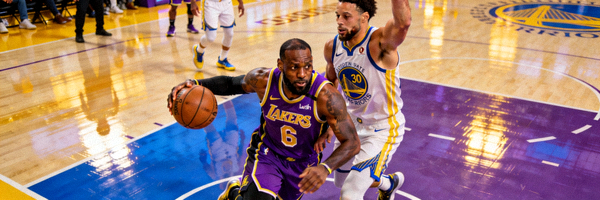 NBA西部决赛湖人队与勇士队球员激烈对抗瞬间